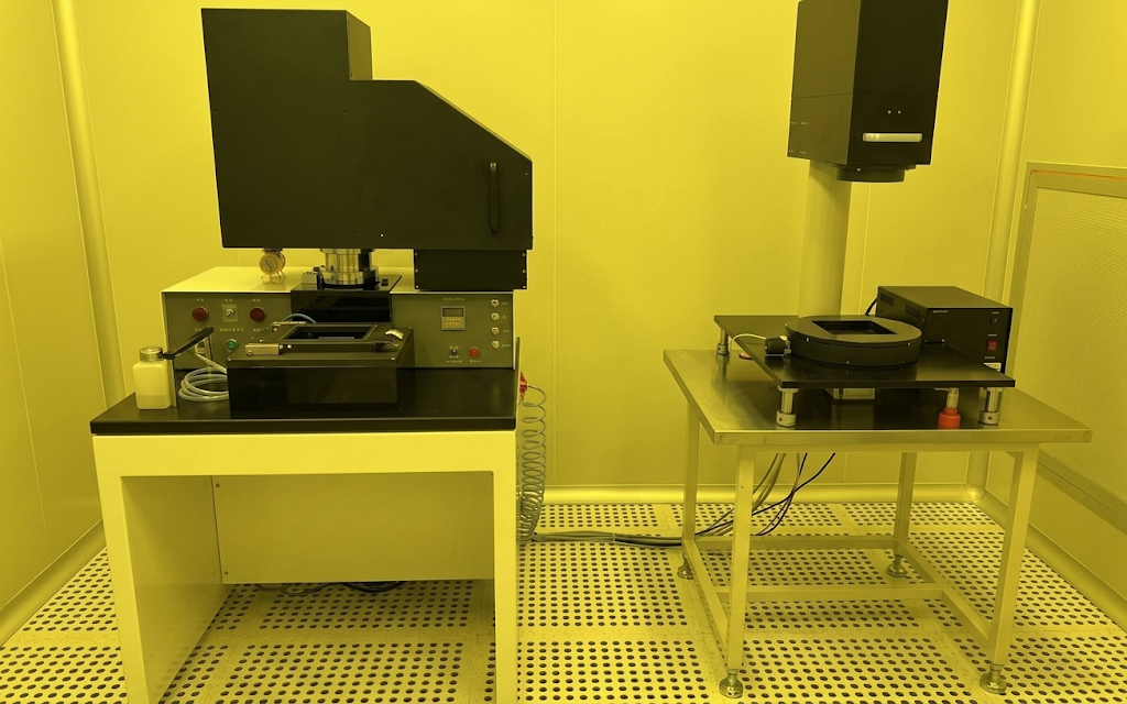 High-precision double-sided replication lithography equipment with an exposure head and alignment stage